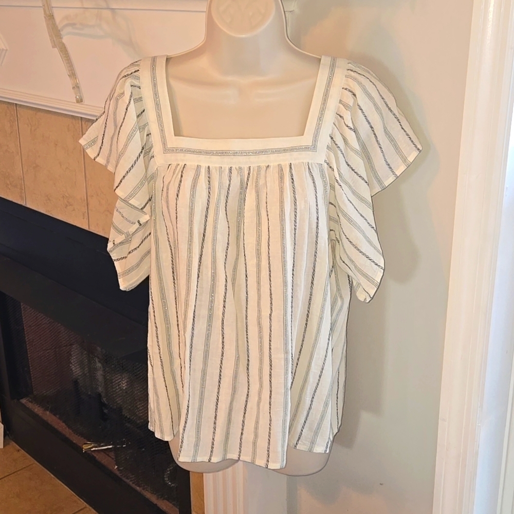 Sz M Vince Camuto short sleeve top white & gray, with silver metallic threads